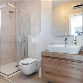 4 Bedroom Villa with Pool near Vodice town, Sibenik Riviera, sleeps 8